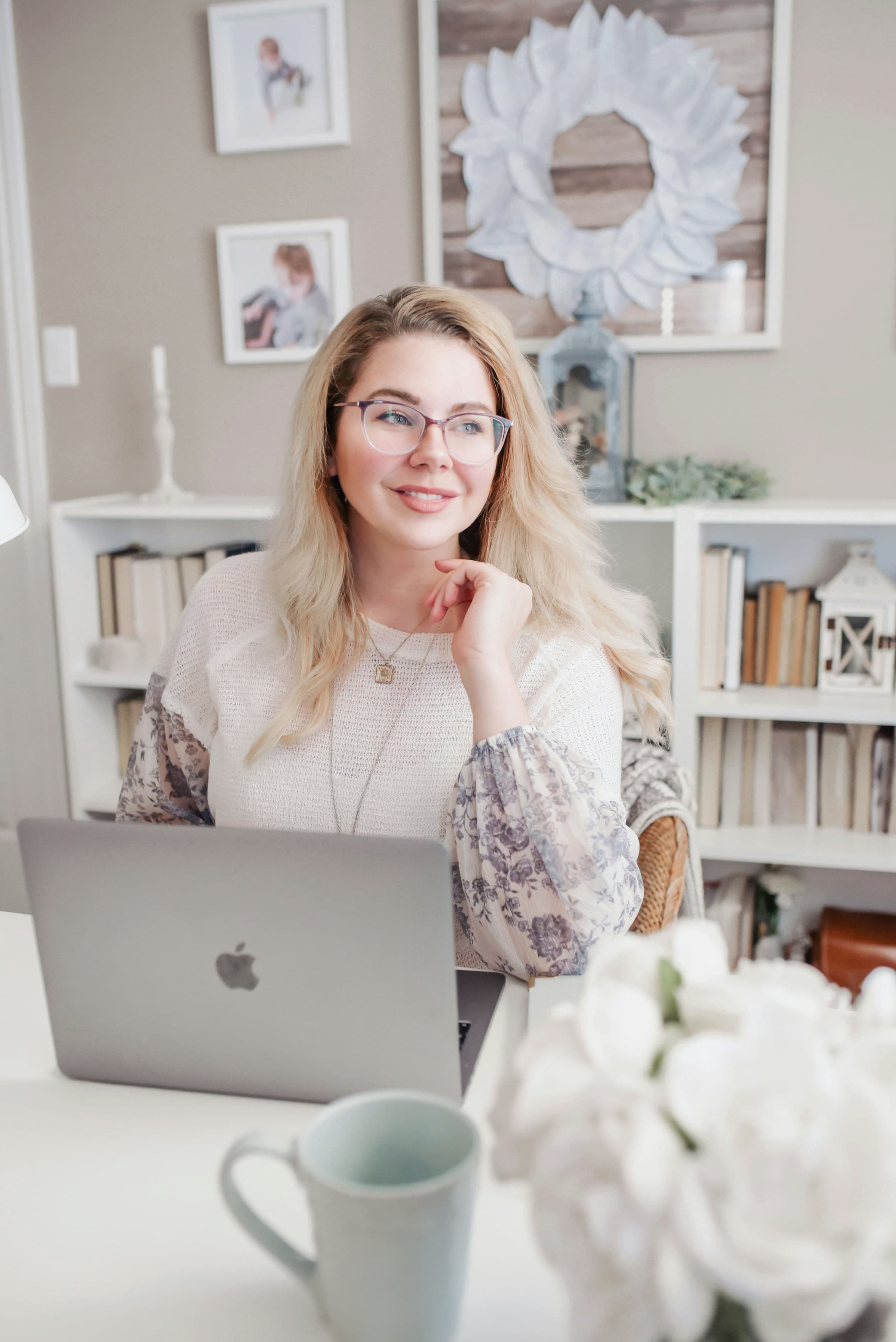 Person arbeitet zu Hause am Laptop